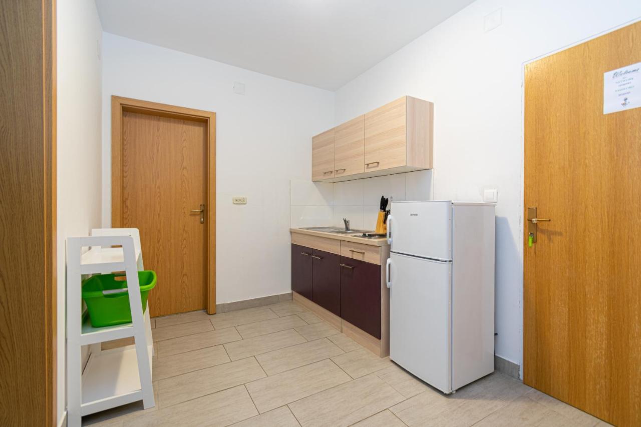 Apartments By The Sea Mandre, Pag - 3084 Kolan Εξωτερικό φωτογραφία