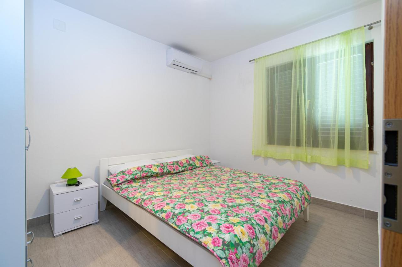 Apartments By The Sea Mandre, Pag - 3084 Kolan Εξωτερικό φωτογραφία